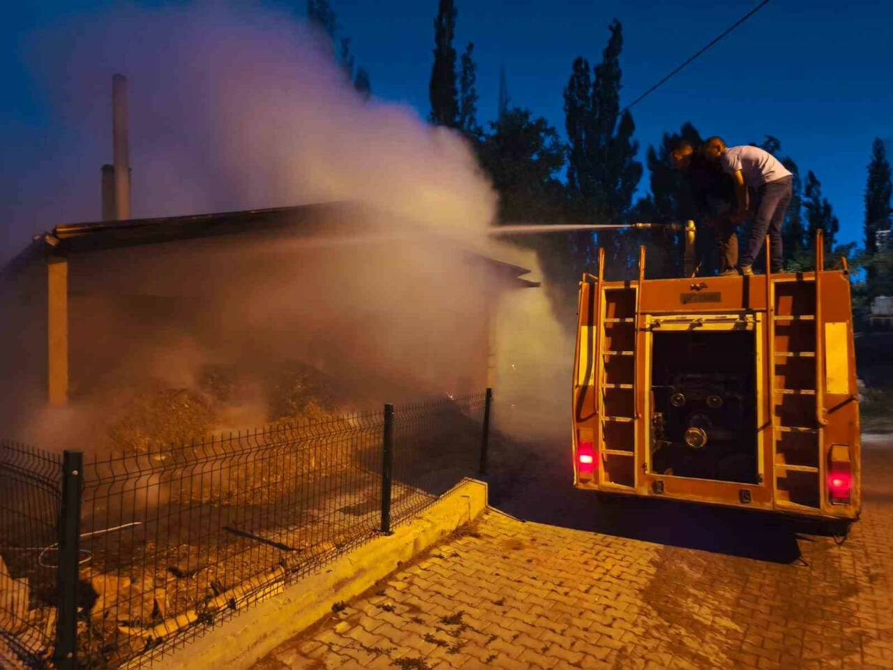 Sivas’ta Sızır Belediyesi’ne ait yufka üretim tesisinde yangın çıktı. Edinilen