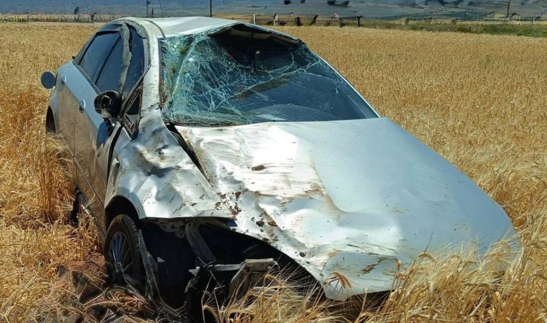 Afyonkarahisar’da kontrolden çıkıp takla atıp ardından tarım arazisine devrilen otomobilde