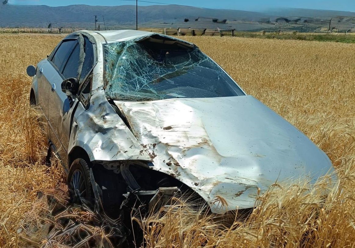 Afyonkarahisar’da kontrolden çıkıp takla atıp ardından tarım arazisine devrilen otomobilde