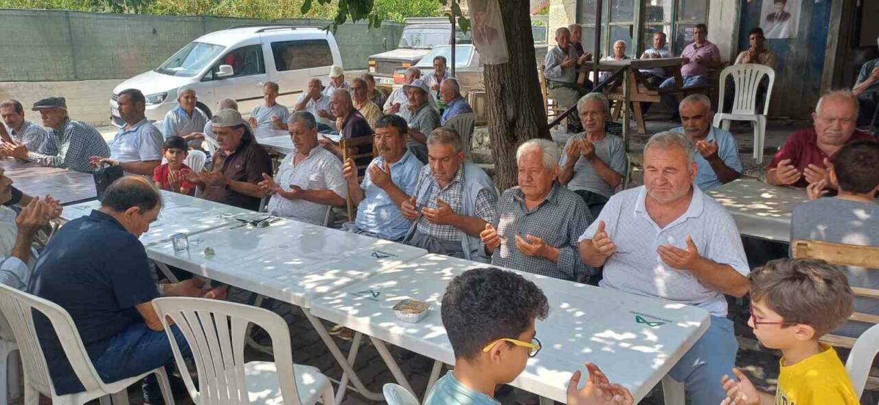 Mersin’in Tarsus ilçesinde kırsal mahallede imece usulü ile yapılan aşure
