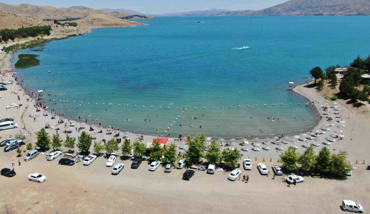 Elazığ ve çevre illerden tatilciler, doğunun gizli denizi olarak bilinen