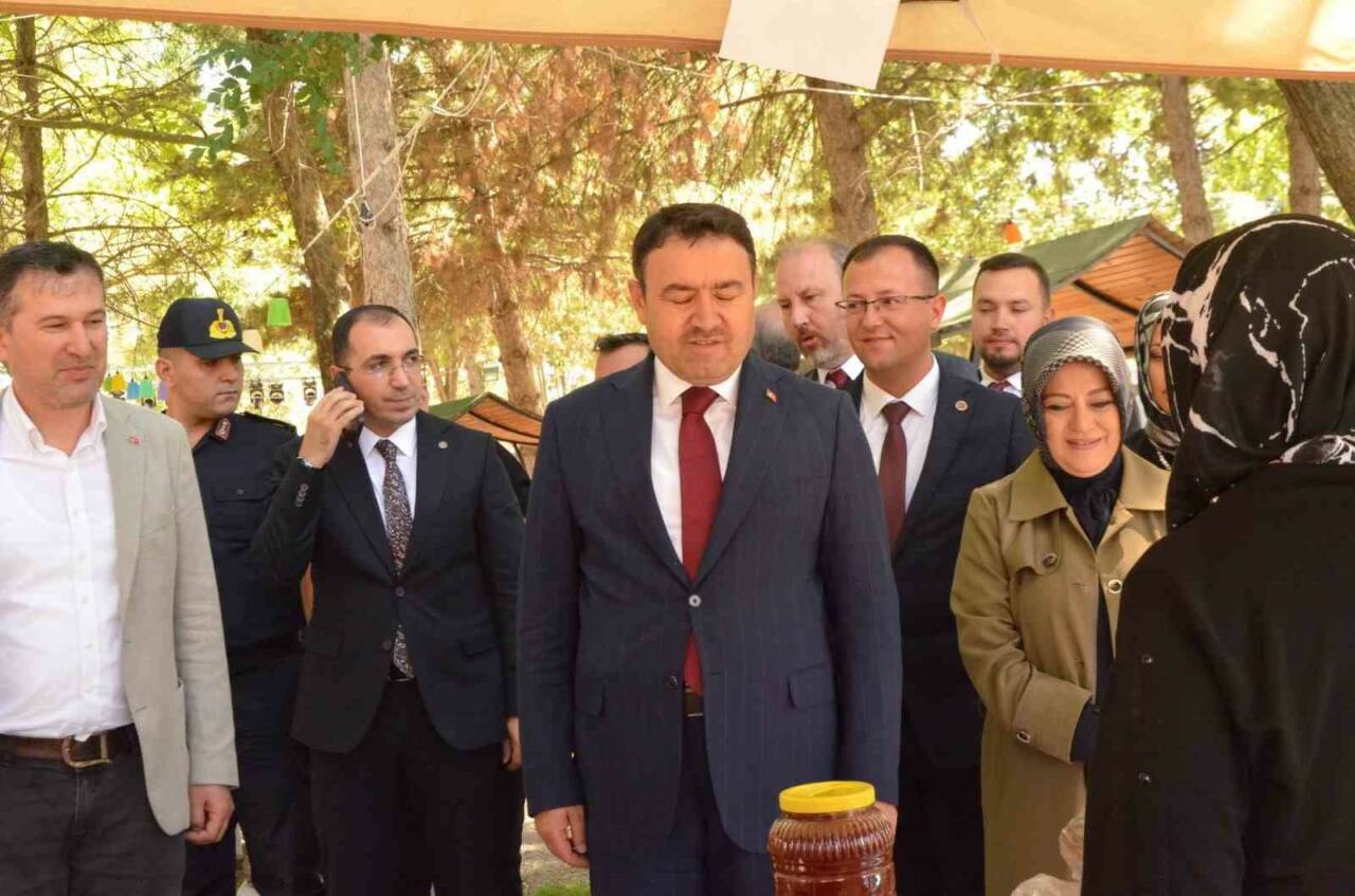 Kütahya’nın Tavşanlı ilçesine bağlı Tepecik beldesinde, ilk kez düzenlenen “Şenlikte