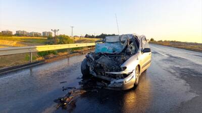 TEKİRDAĞ (AA) – Tekirdağ’ın Çerkezköy ilçesinde pikaba arkadan çarpan otomobilin