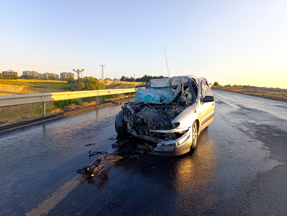 TEKİRDAĞ (AA) – Tekirdağ’ın Çerkezköy ilçesinde pikaba arkadan çarpan otomobilin