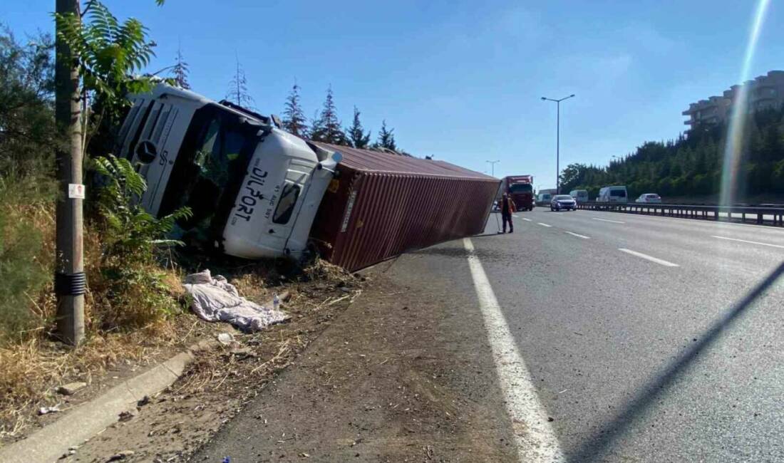 Kocaeli’nin İzmit ilçesi TEM otoyolu geçişinde konteyner yüklü tır devrildi.