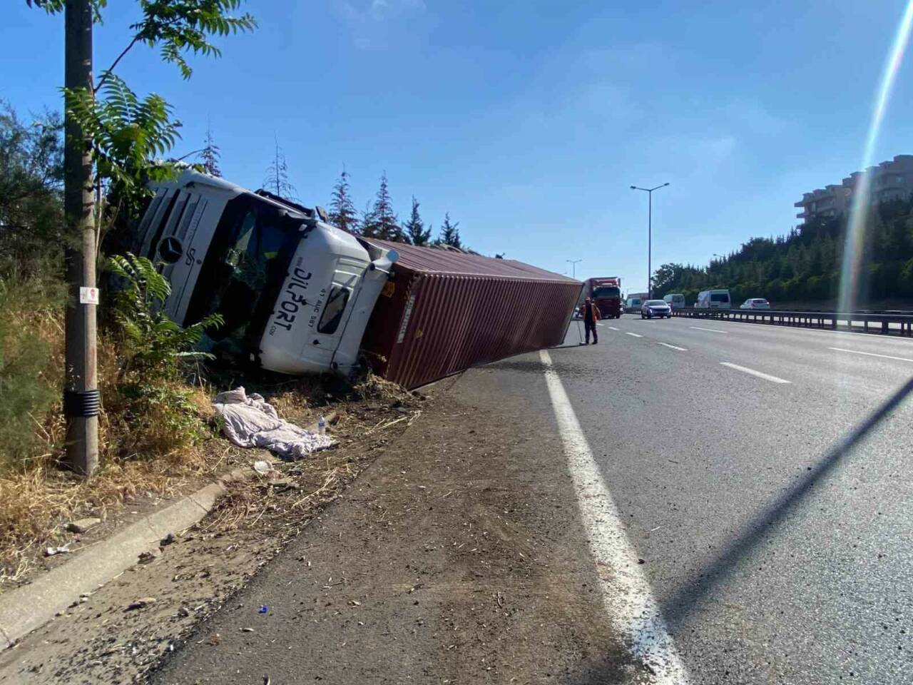 Kocaeli’nin İzmit ilçesi TEM otoyolu geçişinde konteyner yüklü tır devrildi.