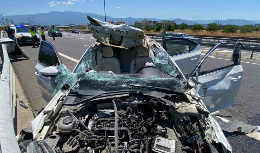 TEM Otoyolu’nun Kocaeli geçişinde bariyere çarpan otomobilin tavanı koptu. Kazada