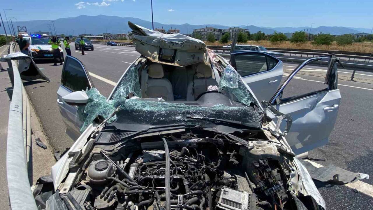 TEM Otoyolu’nun Kocaeli geçişinde bariyere çarpan otomobilin tavanı koptu. Kazada