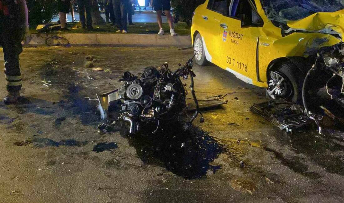 Mersin’de refüje ve ağaca çarpan ticari taksinin motoru yerinden fırladı.