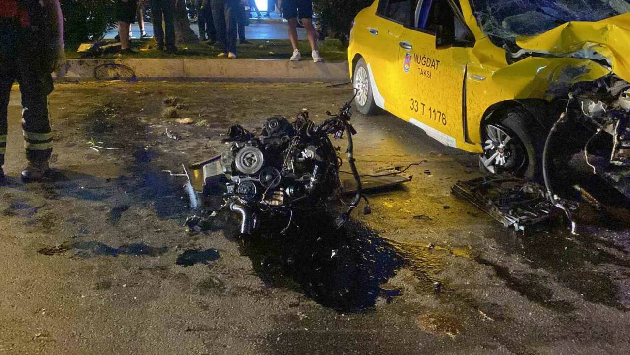 Mersin’de refüje ve ağaca çarpan ticari taksinin motoru yerinden fırladı.
