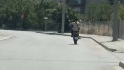 Denizli’de akrobatik hareketler yaparak trafiğe tehlikeye atan motosiklet sürücüsüne, emniyet