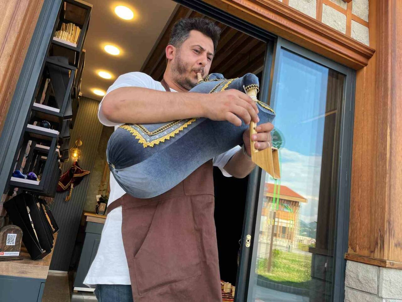 Doğu Karadeniz’in vazgeçilmez enstrümanı tulumun ustası gün geçtikçe azalsa da