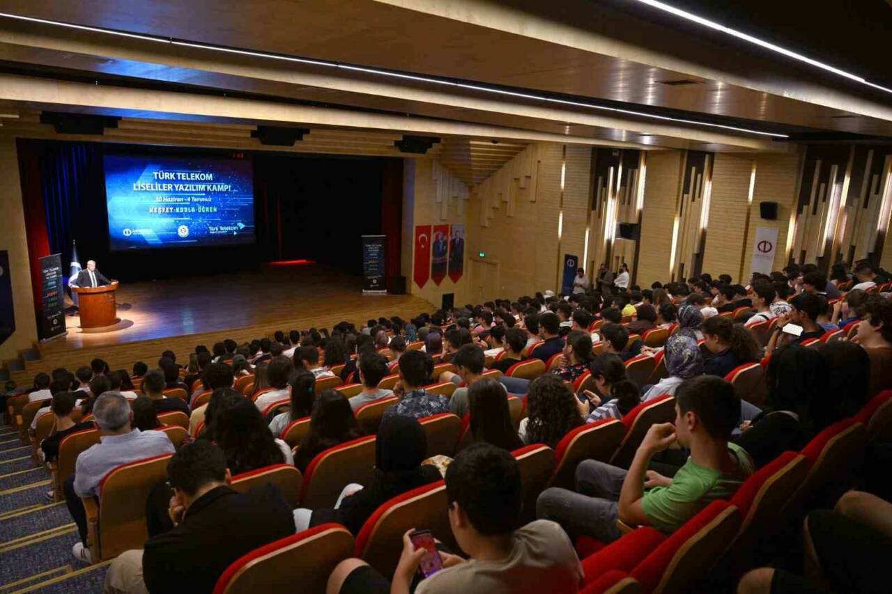 Türk Telekom’un desteğiyle ve Anadolu Üniversitesi ile Anakod Yazılım Akademisi