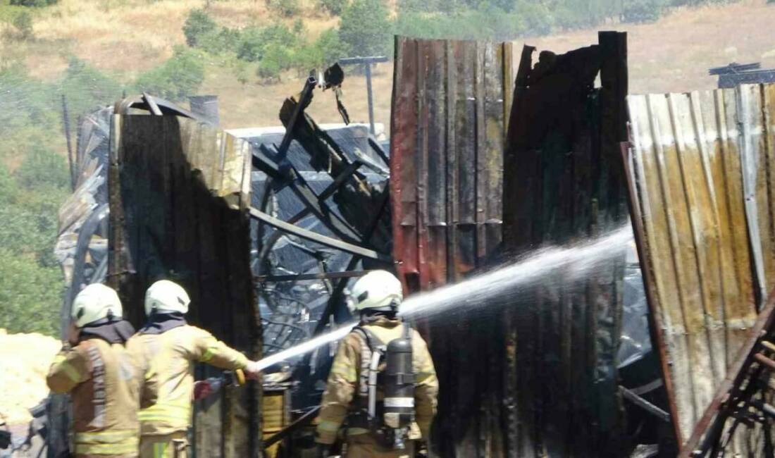 Tuzla’da plastik ve yanıcı maddelerin bulunduğu bir iş yerinde çıkan