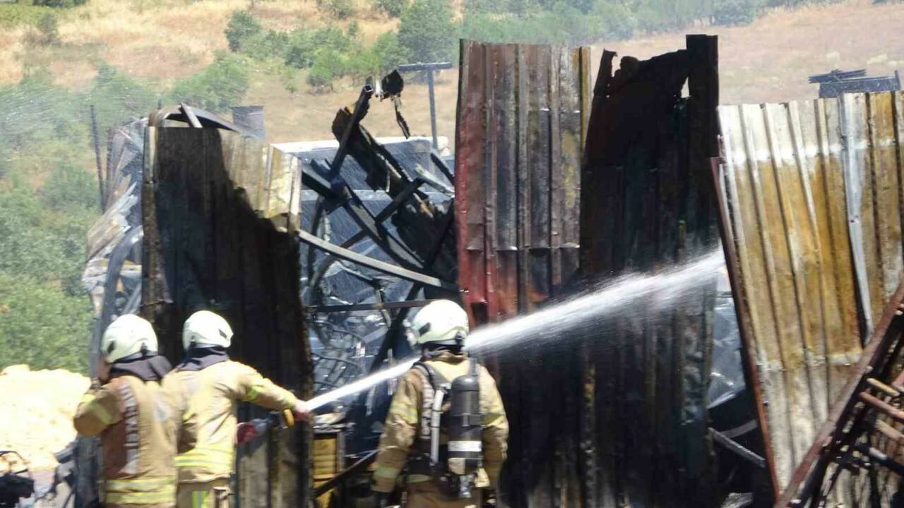 Tuzla’da plastik ve yanıcı maddelerin bulunduğu bir iş yerinde çıkan