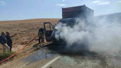 Adıyaman’ın Besni ilçesinde üzerinde traktör römorku bulunan kurtarıcı kamyonet alev