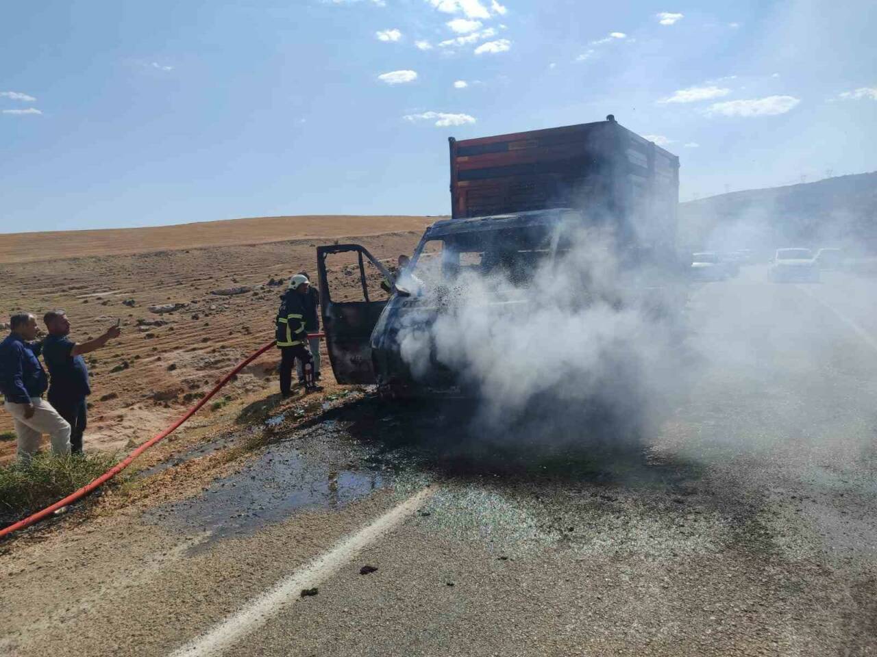 Adıyaman’ın Besni ilçesinde üzerinde traktör römorku bulunan kurtarıcı kamyonet alev