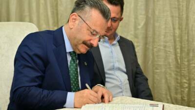 Eskişehir Valisi Hüseyin Aksoy, kentte görev yapan polis memurunun kızının