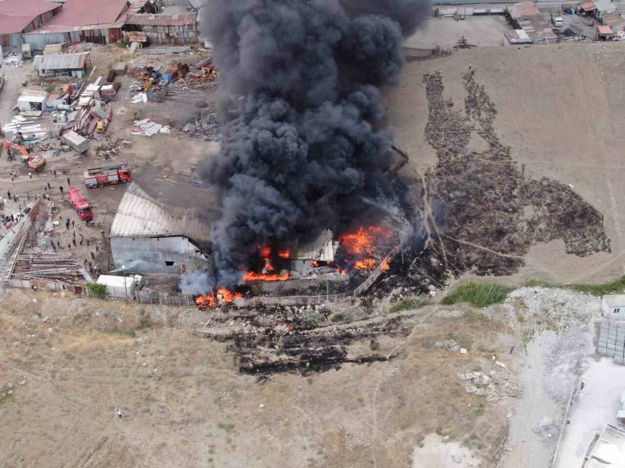 Van’da Hurdacılar Sitesi’nde çıkan yangın paniğe neden oldu. Henüz belirlenemeyen