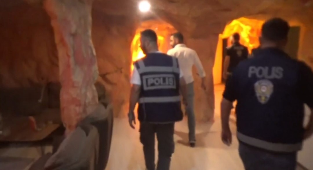 Van’ın Erciş ilçesinde polis ekipleri tarafından düzenlenen fuhuş operasyonunda gözaltına