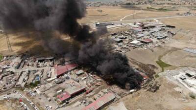 Van’da Hurdacılar Sitesi’nde çıkan yangın, 10 itfaiye aracı, 4 TOMA