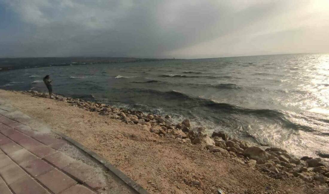 Van’da akşam saatlerinde etkili olan rüzgar, Van Gölü’nde dalgaların oluşmasına