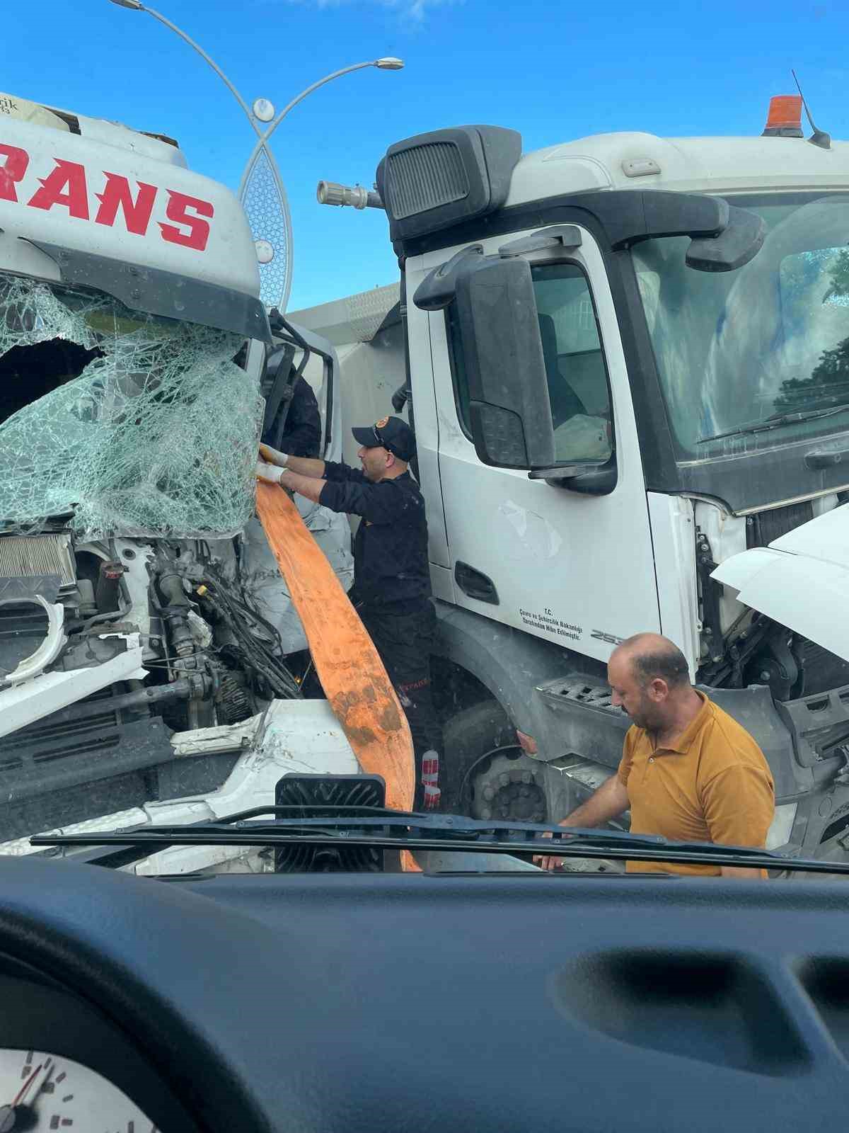 Van’ın Çaldıran ilçesinde tırın sulama kamyonuna arkadan çarpması sonucu meydana