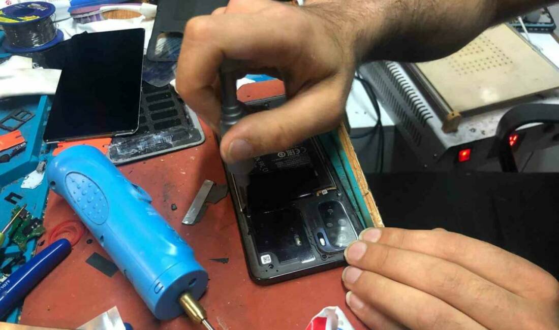 Eskişehir’de sıcaklıkların artmasıyla beraber vatandaşlar bataryalarının bozulması nedeniyle telefoncuların yolunu