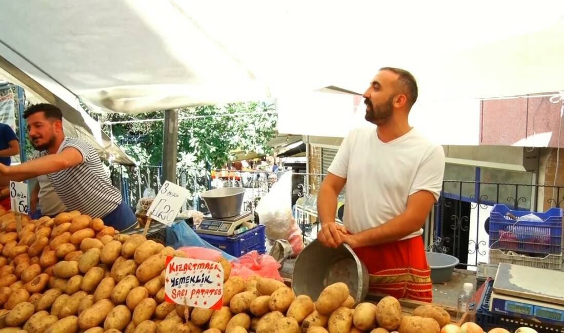 Pazarcılık yapan Özgür Doğru ve Nihat Aygün, Şarkıcı Demet Akalın
