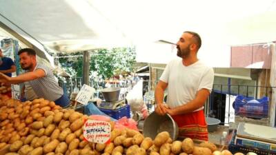 Pazarcılık yapan Özgür Doğru ve Nihat Aygün, Şarkıcı Demet Akalın