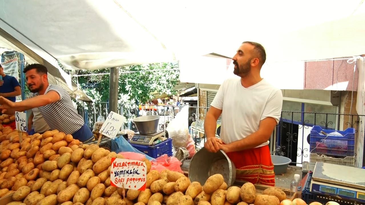 Pazarcılık yapan Özgür Doğru ve Nihat Aygün, Şarkıcı Demet Akalın