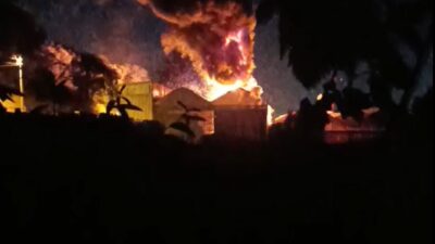 Yalova’nın Çınarcık ilçesinde faaliyet gösteren tarım işletmesinin deposunda çıkan otomobil