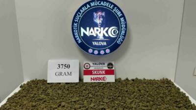 Yalova’da düzenlenen uyuşturucu operasyonunda motosikletli şüpheli durduruldu. Motosiklet üzerindeki valiz