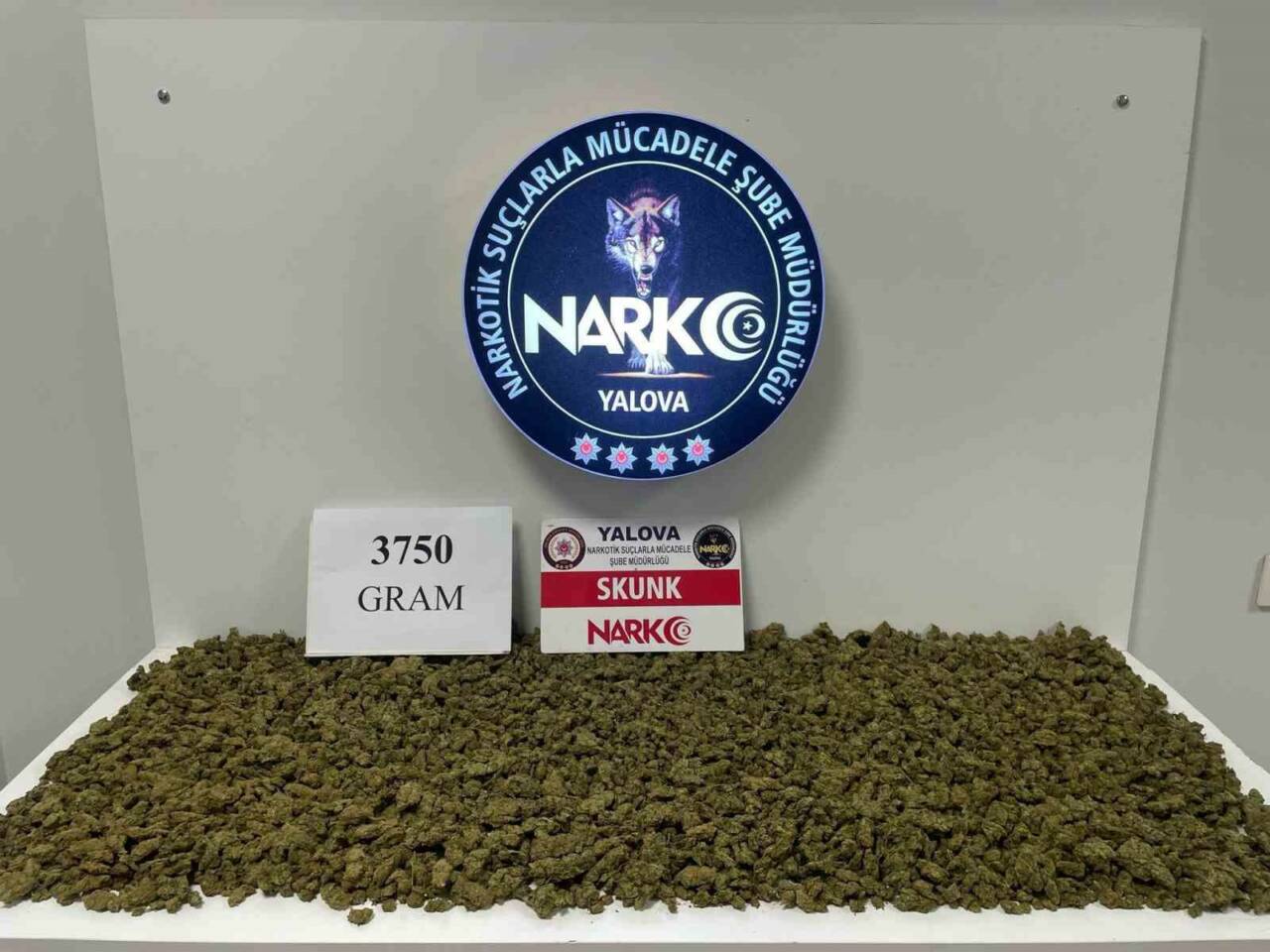 Yalova’da düzenlenen uyuşturucu operasyonunda motosikletli şüpheli durduruldu. Motosiklet üzerindeki valiz