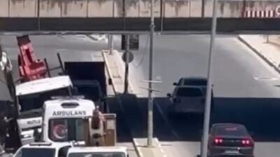 Yalova’da vinç, girdiği alt geçidin daha alçak olan çıkış kısmında