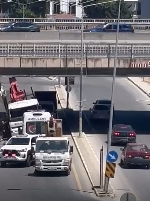 Yalova’da vinç, girdiği alt geçidin daha alçak olan çıkış kısmında