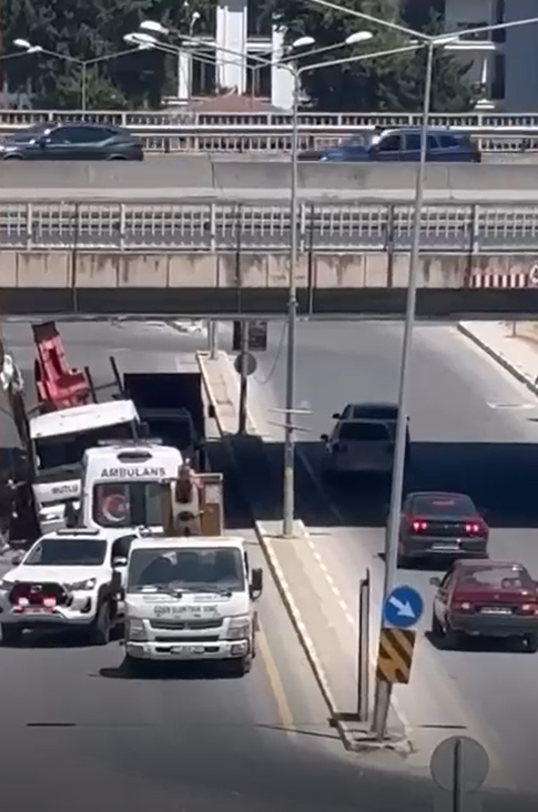 Yalova’da vinç, girdiği alt geçidin daha alçak olan çıkış kısmında