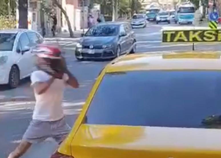 İzmir’in Bornova ilçesinde bir motosiklet sürücüsü ile taksi şoförü arasında