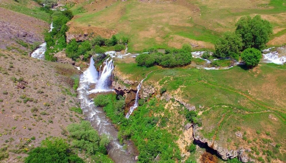 Erzincan’ın Tercan ilçesine 50 kilometre uzaklıkta bulunan Konarlı Şelalesi, yaz