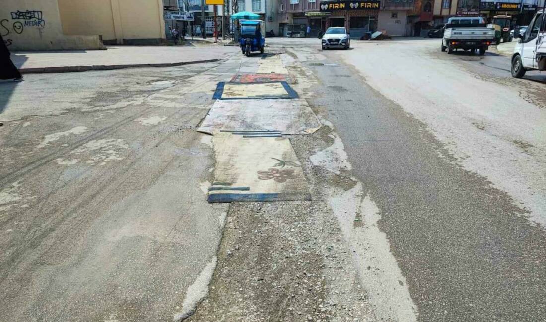 Adana’da kazılan yol, belediye tarafından bir türlü asfaltlanmayınca esnaf tozdan