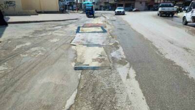 Adana’da kazılan yol, belediye tarafından bir türlü asfaltlanmayınca esnaf tozdan