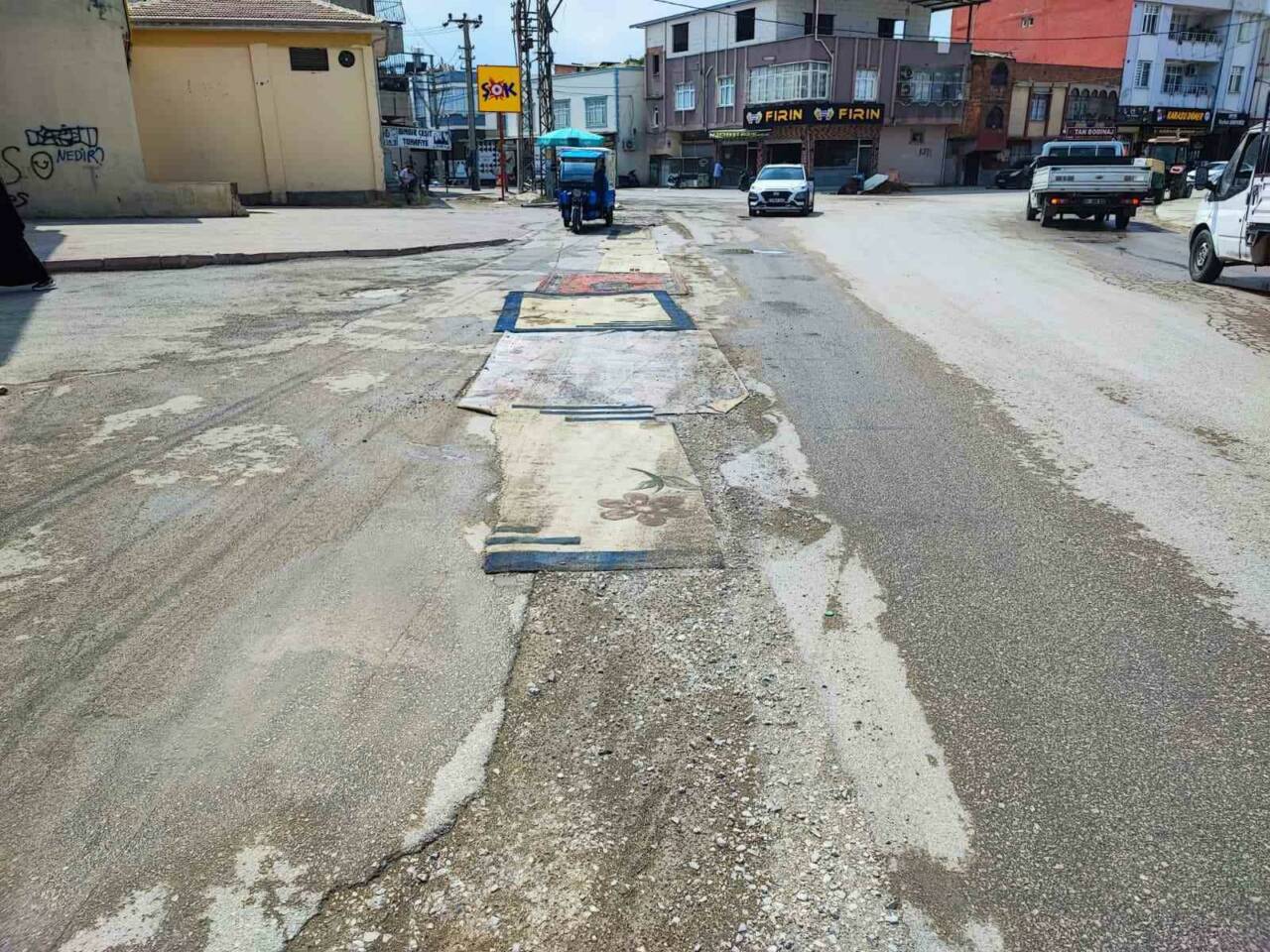 Adana’da kazılan yol, belediye tarafından bir türlü asfaltlanmayınca esnaf tozdan