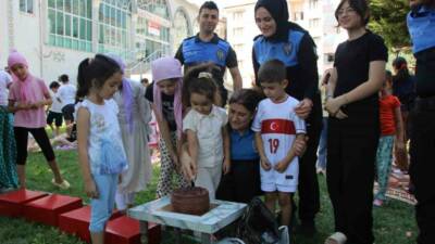 Amasya’da polisler Kur’an kursunda eğitim gören çocuklara pasta sürprizi yaptı.