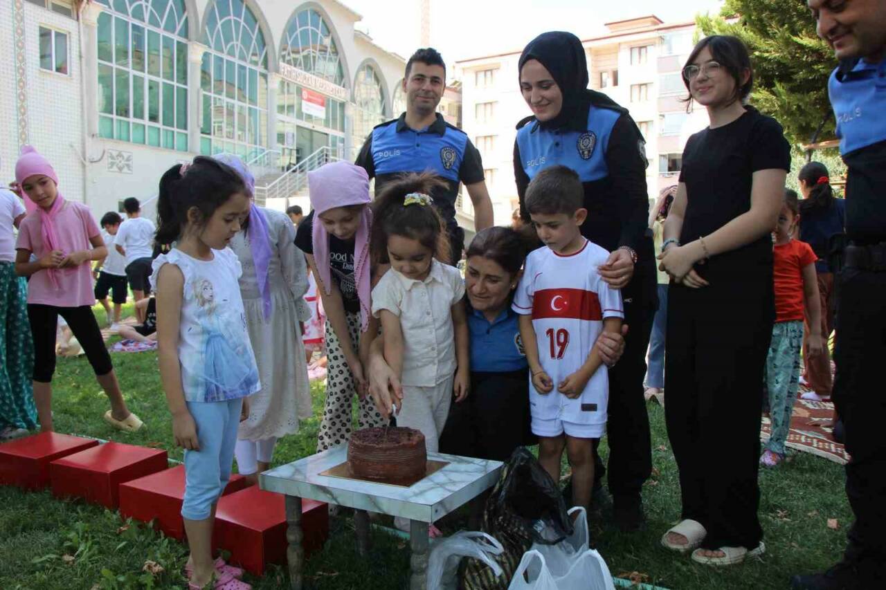 Amasya’da polisler Kur’an kursunda eğitim gören çocuklara pasta sürprizi yaptı.