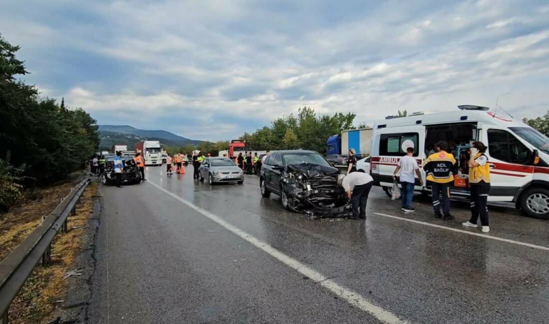 Anadolu Otoyolu Sakarya geçişinde 10 aracın karıştığı zincirleme trafik kazasında