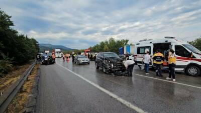 Anadolu Otoyolu Sakarya geçişinde 10 aracın karıştığı zincirleme trafik kazasında
