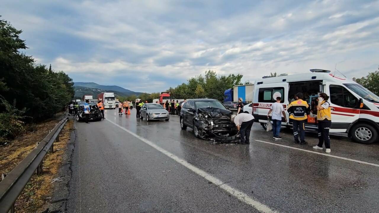 Anadolu Otoyolu Sakarya geçişinde 10 aracın karıştığı zincirleme trafik kazasında