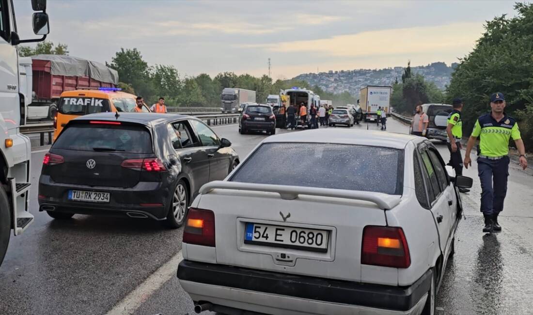 SAKARYA (AA) – Anadolu Otoyolu’nun Sakarya kesiminde 10 aracın karıştığı