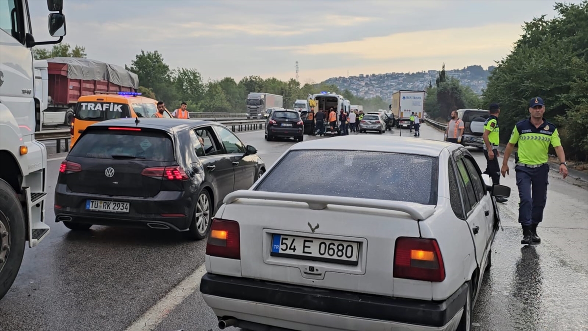 SAKARYA (AA) – Anadolu Otoyolu’nun Sakarya kesiminde 10 aracın karıştığı