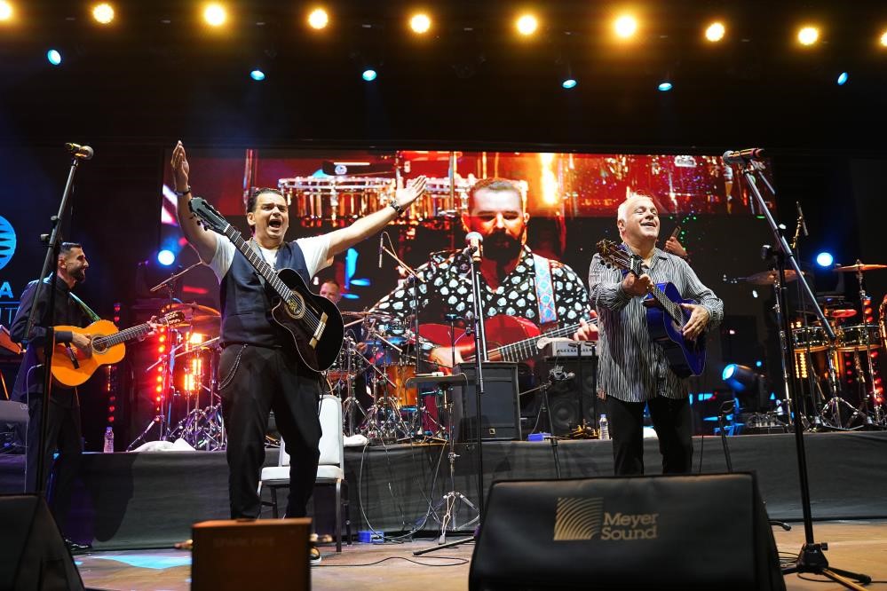 Didim’de konser veren dünyaca ünlü İspanyol müzik grubu Gipsy Kings’in